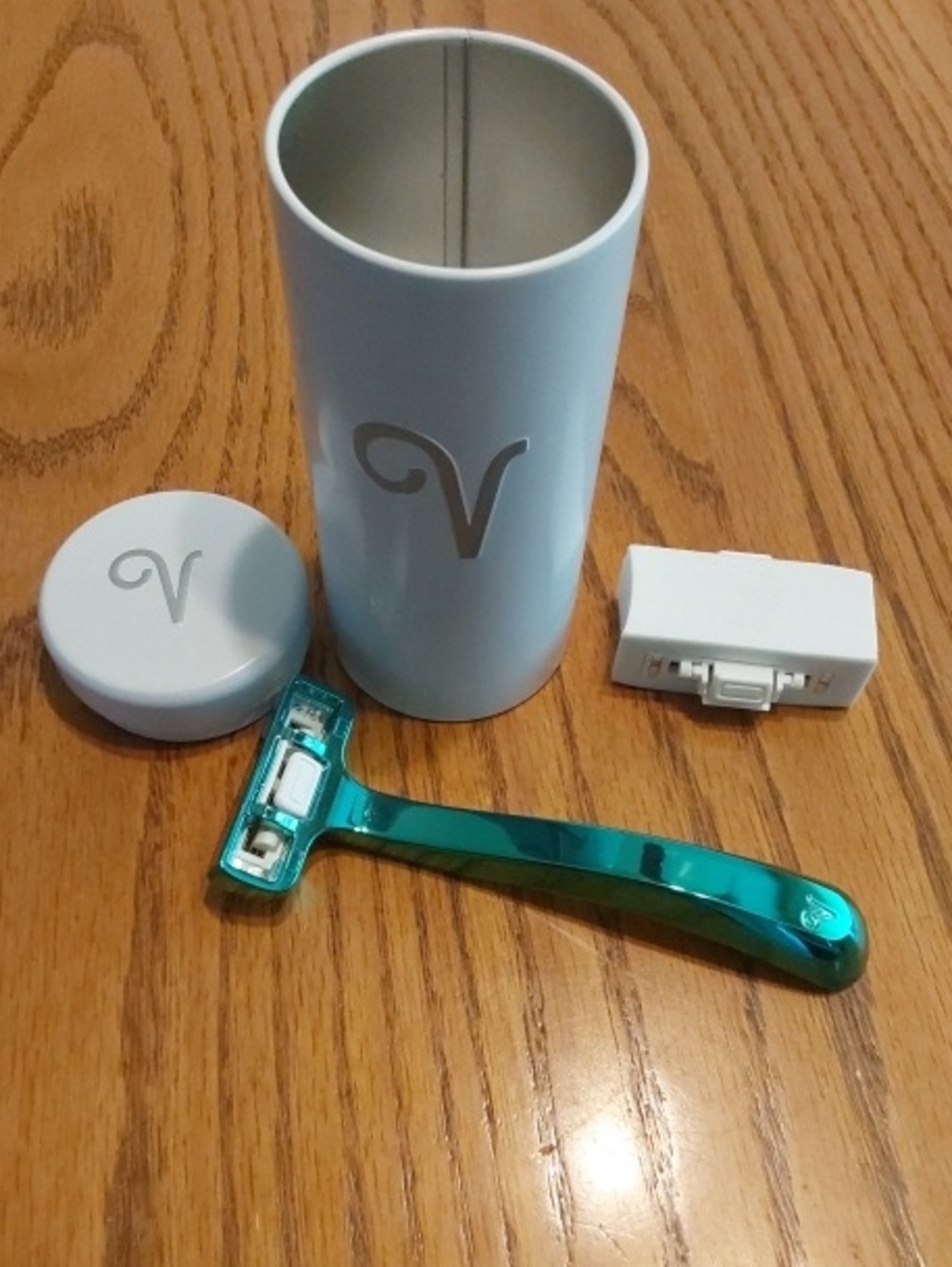 VANITY PLANET Razor Set in Teal and White